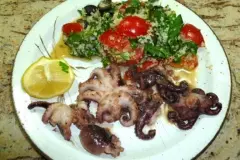 Mini-Kalamari gebraten mit Tabbouleh-Salat
