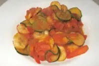 Zucchini-Pfanne mit Banane und Tomate