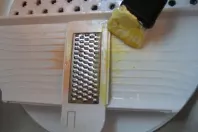Karottenflecken von Plastik-Reibe entfernen