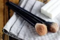 Mit Kernseife Make-up Pinsel säubern