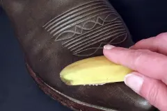 Lederschuhe gl&auml;nzend mit Bananenschalen