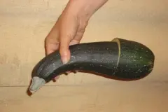 Angeschnittene Zucchini oder Aubergine aufbewahren