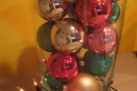 Christbaumkugeln in durchsichtigen Vasen