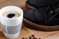 Salzränder auf Schuhen mit Kaffee entfernen