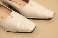 Dunkle Streifen auf hellen Schuhen entfernen
