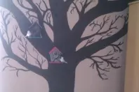 Wandgestaltung: gemalter Baum mit Vogelhäuschen