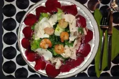 Salat mit roter Beete, gr&uuml;nem Salat, Shrimps und Pilzen