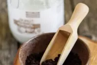 Hautpflege: lösliches Kaffeepulver plus Kokosnussöl