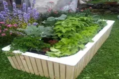Alte Badewanne als Hochbeet oder Kleinstgarten