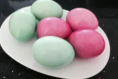 Ostereier mit Lebensmittelfarben färben