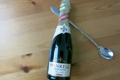 Silberlöffel in der Sektflasche - warum?