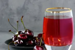 Einschlafprobleme: Sauerkirschsaft trinken