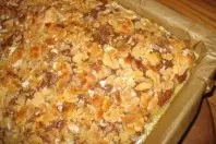 Buttermilch-Blechkuchen mit Kirschen und Mandelkruste