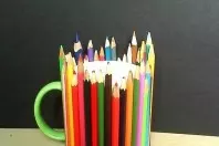 Bunter Stiftehalter aus einer Tasse