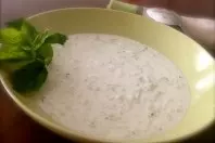 Kalte türkische Gurkensuppe