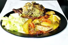 &Uuml;berbackene Steaks mit K&auml;se-Pilz-Haube und Ofengem&uuml;se