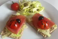 Brot garnieren - Tomaten-Marienkäfer