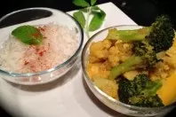 Blumenkohl und Brokkoli in Kokos-Curry-Soße - vegan