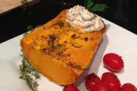 Gebackener Butternut Kürbis mit Kürbis-Kräutercreme - vegetarisch