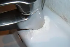 Kalkränder an Armaturen leichter entfernen