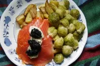 Potato Wedges mit Rosenkohl, Lachsforelle, Kaviar & Meerrettich