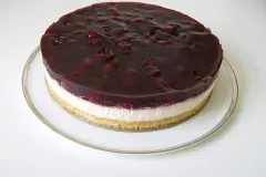 Schmandtorte mit Kirschen