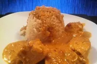 Hühnerbrustfilet in Zwiebelrahmsoße und Reis