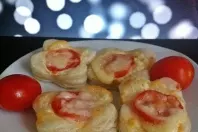 Blätterteig Snacks mit Tomaten, Kräuterfrischkäse & Mozzarella