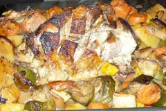 Putenschenkel mit Gemüse und Kartoffeln aus dem Backofen