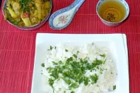 Asiatisches scharfes Hühnerfrikassee mit Koriander-Reis