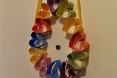 Dekoration zu Ostern: T&uuml;rkranz aus Papierherzen