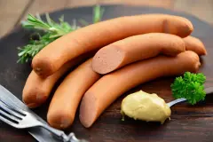 Brühwürstchen schnell in der Mikrowelle erhitzen