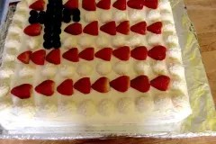 Schneller Konfirmationskuchen mit Raffaellos und Erdbeeren