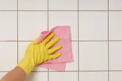 Dunkle Badfugen mit Natron weiß machen