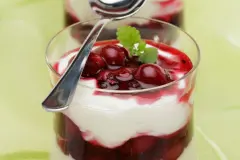Creme mit weißer Schokolade und Kirschen