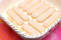 Dessert mit Pfirsichen, Löffelbiskuit und Quark-Joghurtcreme