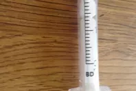 Zecken entfernen mit einer Spritze