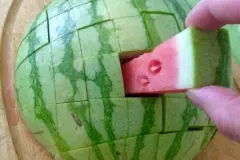 Wassermelone in Stiftform schneiden