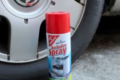 Reinigung von weißen Fensterrahmen mit Backofenspray Frag Mutti