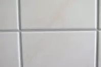 Mit Nagellackentferner gegen Schimmel in der Dusche
