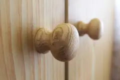 Ausgefranste Löcher im Holzknauf von Schrank oder Schublade