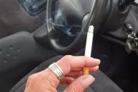 Rauchgeruch im Auto mit Essig beseitigen