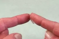 Sekundenkleber an den Fingern mit Vaseline entfernen