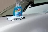 Autolack blitzblank mit Glasreiniger