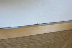 Spalt zwischen Wand und Sockelleiste unsichtbar machen