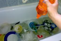 Eingetrocknetes Geschirr in der Badewanne spülen!
