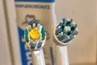 Aufsatzbürsten elektrischer Zahnbürsten reinigen