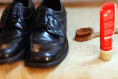 Ausgetrocknete Schuhcreme wieder weich