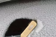 Auto schnell vom Schnee befreien mit einem großen Besen