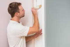 Lackschäden an Türrahmen ausbessern